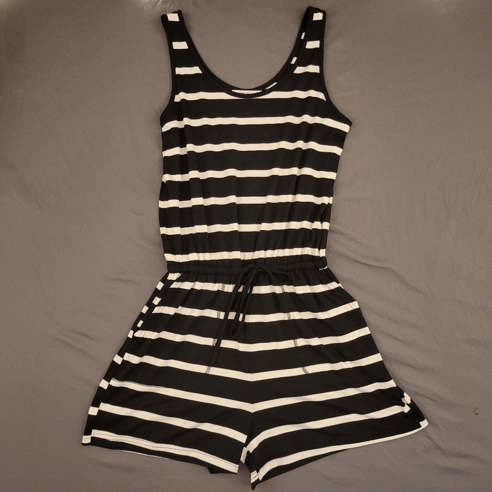 Reoria | Black And White Strip Romper Medium